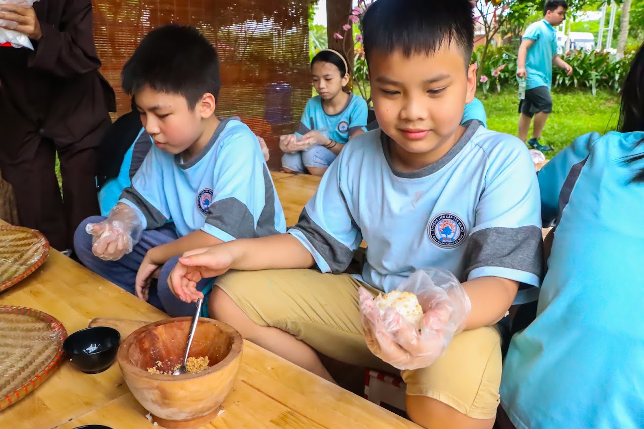 Học sinh được trải nghiệm làm cơm nắm muối vừng.